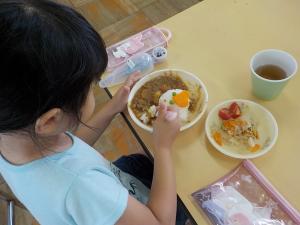 大事にかれーを食べています