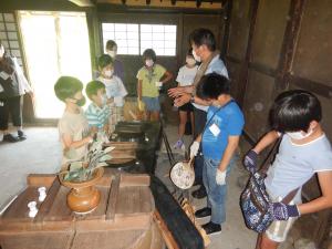 かまどについて話す都跡公民館の館長