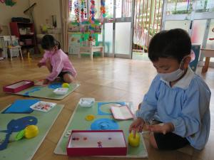 4歳児　笹飾りを作っているところ