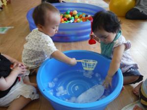 0歳児　遊びの様子　氷遊び