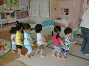 1歳児　遊びの様子　電車ごっこ