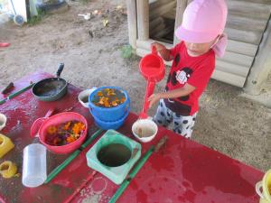 3歳児　遊びの様子　砂場でごちそう作り