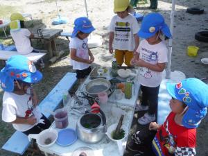 4歳児　遊びの様子　色水遊び