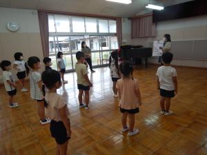 園長先生の話を聞いている