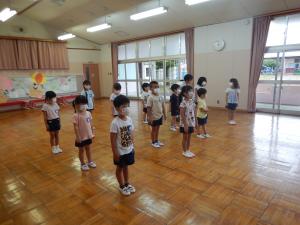 園歌を歌っている5歳児