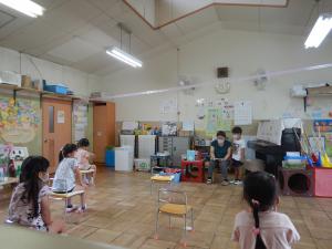 お話をしている5歳児