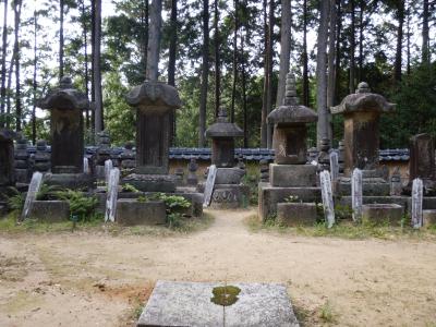 芳徳寺柳生家墓所　中央