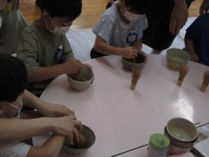 お抹茶をたてている