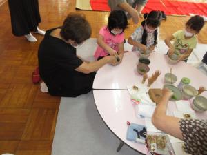 抹茶を点てている4歳児