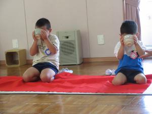 お茶を頂いている男の子