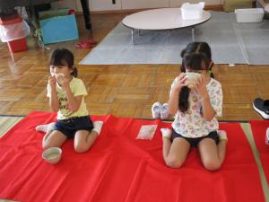 お茶を飲んでいる女の子