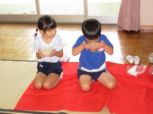 お茶を頂いている男の子と女の子
