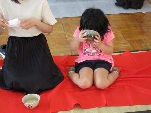お茶を頂いている4歳児女の子