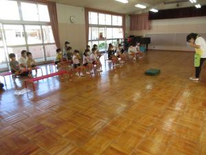 エプロンシアターを真剣に見ている子ども達