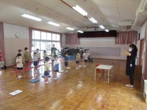みんなで歌を歌っている