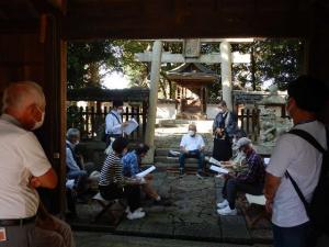 散策ツアーで春日神社・隆興寺を訪れる様子