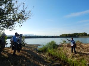 散策ツアーで広大寺池を訪れる様子