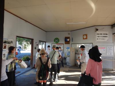 帯解駅舎の見学の様子