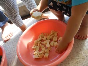 高野豆腐をちぎって遊んでいる