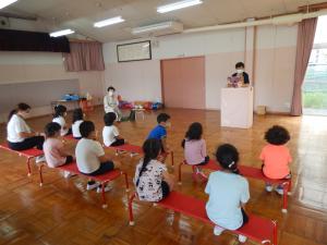 絵本の読み聞かせ