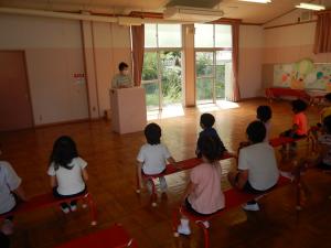 真剣な眼差しで見ている