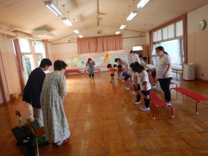 お礼を言っている