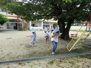 5歳児　外に逃げている様子