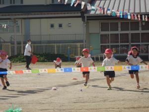 走っている4歳児
