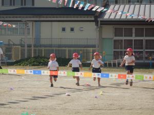 かけっこをしている4歳児