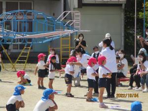 メダルを掛けてもらっている4歳児
