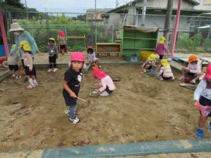 大きな砂場で楽しいね