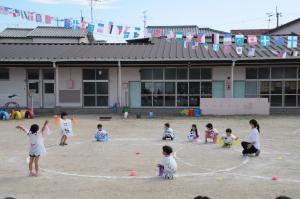 4歳児おばけのリズムダンスをしている