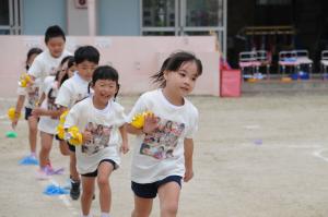 走って退場する5歳児