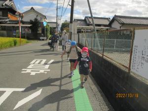 グリーン得るとの上を歩いている