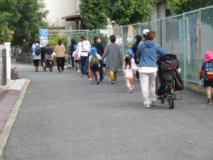 園から降園していくところ