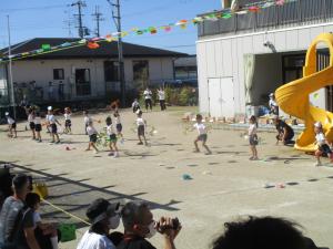 4歳児　おばけのダンスを踊っています
