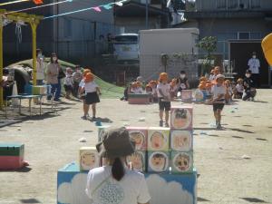 4歳児　友達と荷物を運んでいます