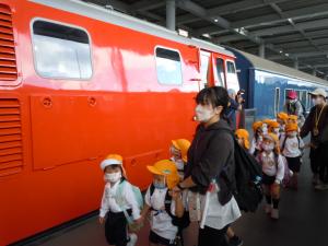 電車を見ているみかん組の様子