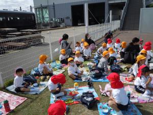 3歳児がお弁当を食べている様子