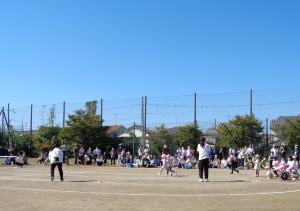 3歳児の子ども達がかけっこをしています。