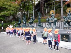 大きい仏様をみている