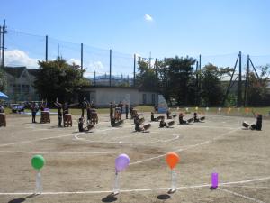 5歳児の子ども達が和太鼓を叩いています。