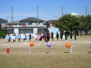 5歳児が自分で染めたスカーフを持って、リズム表現をしています。