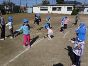 4歳児が縄跳びで遊んでいます。