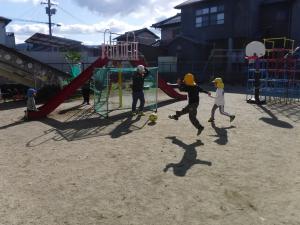 5歳児が園庭でサッカーをしています。