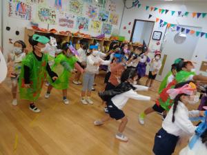 ハロウィンのダンスを踊っています