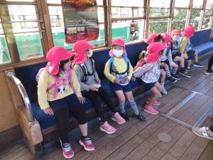 電車に乗っている4歳児