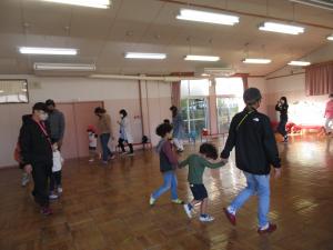 おや子で歩いているところ