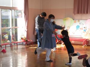押し合いっこをしている親子