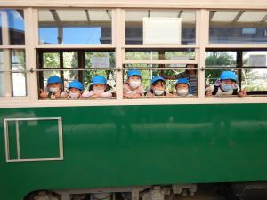 電車から顔を出している